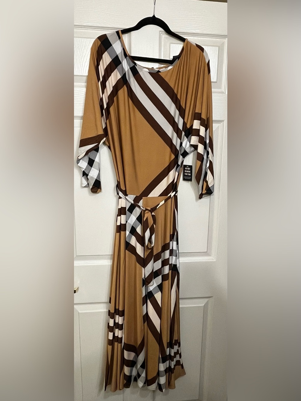 Golden Tan Long-Sleeve Maxi Dress with Bold Stripe Pattern - Picture 4 of 5